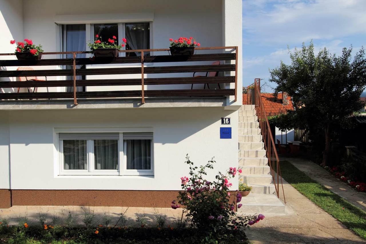 شقة Apartman Ana Otočac المظهر الخارجي الصورة