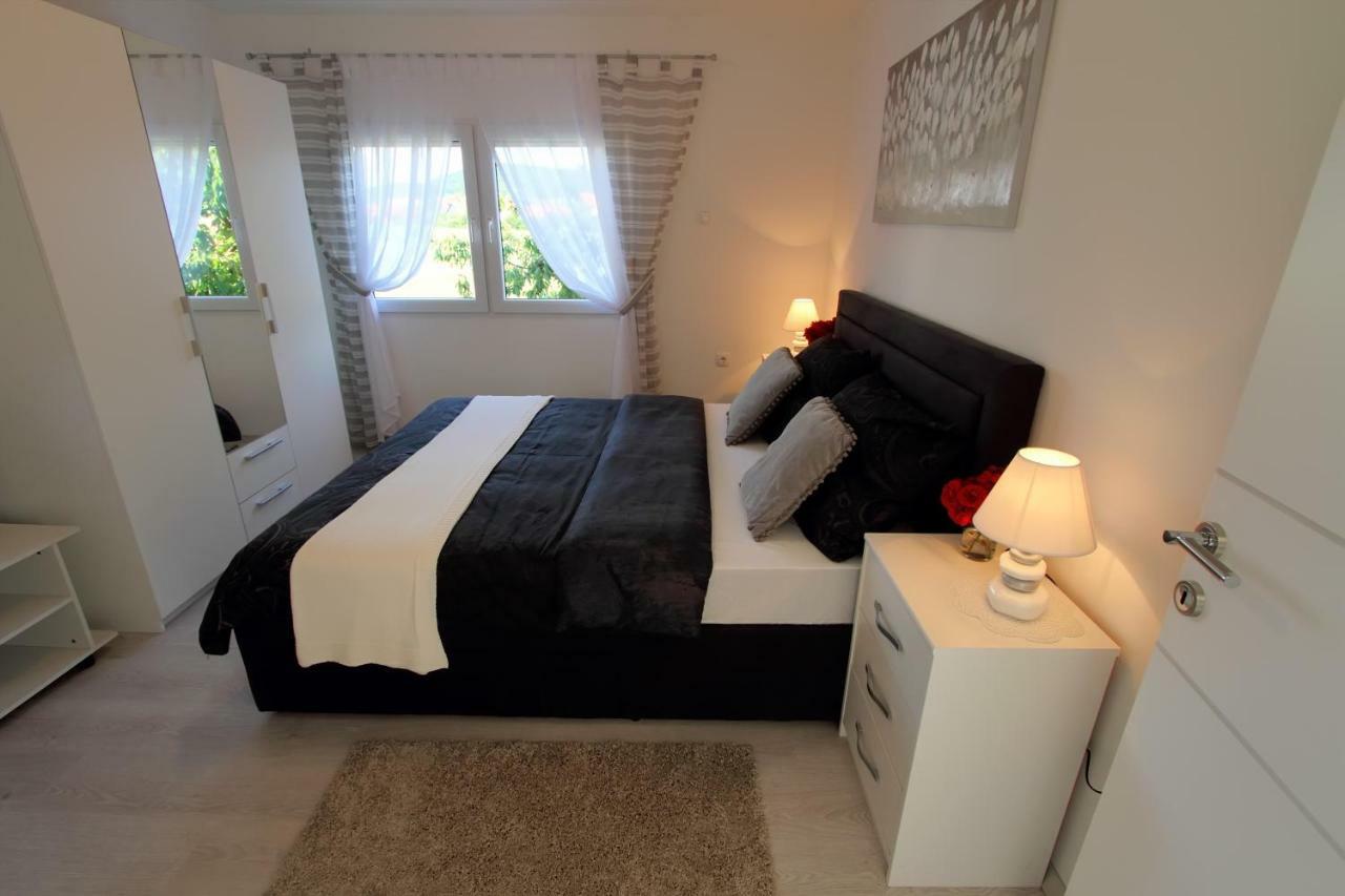 شقة Apartman Ana Otočac المظهر الخارجي الصورة